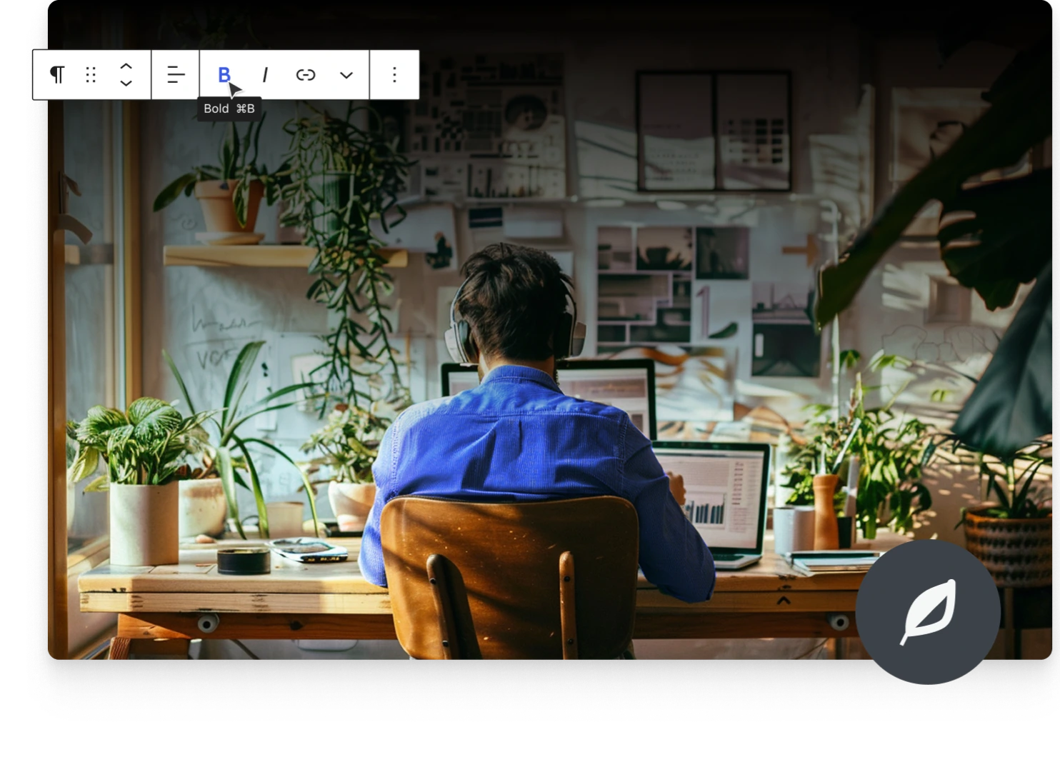 Homem sentado em sua mesa escrevendo uma postagem de blog.