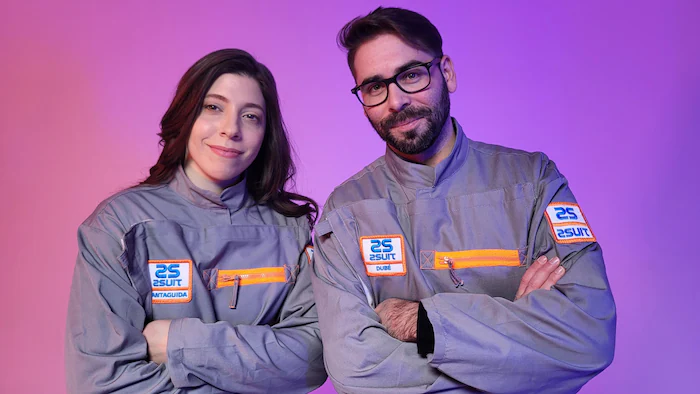Deux personnes portant un uniforme gris.