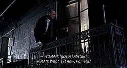 Subtitrare complexă în care apare numele vorbitorului (care nu e prezent pe ecran)