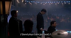 Subtitrare ce descrie prezența unui fond muzical