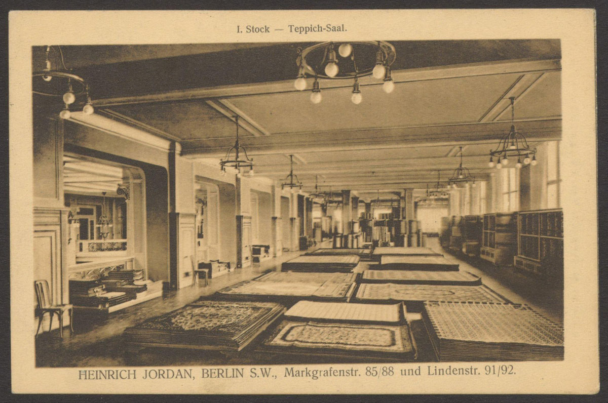 Ansichtskarte mit dem Foto von Teppichen in einem Ausstellungsraum